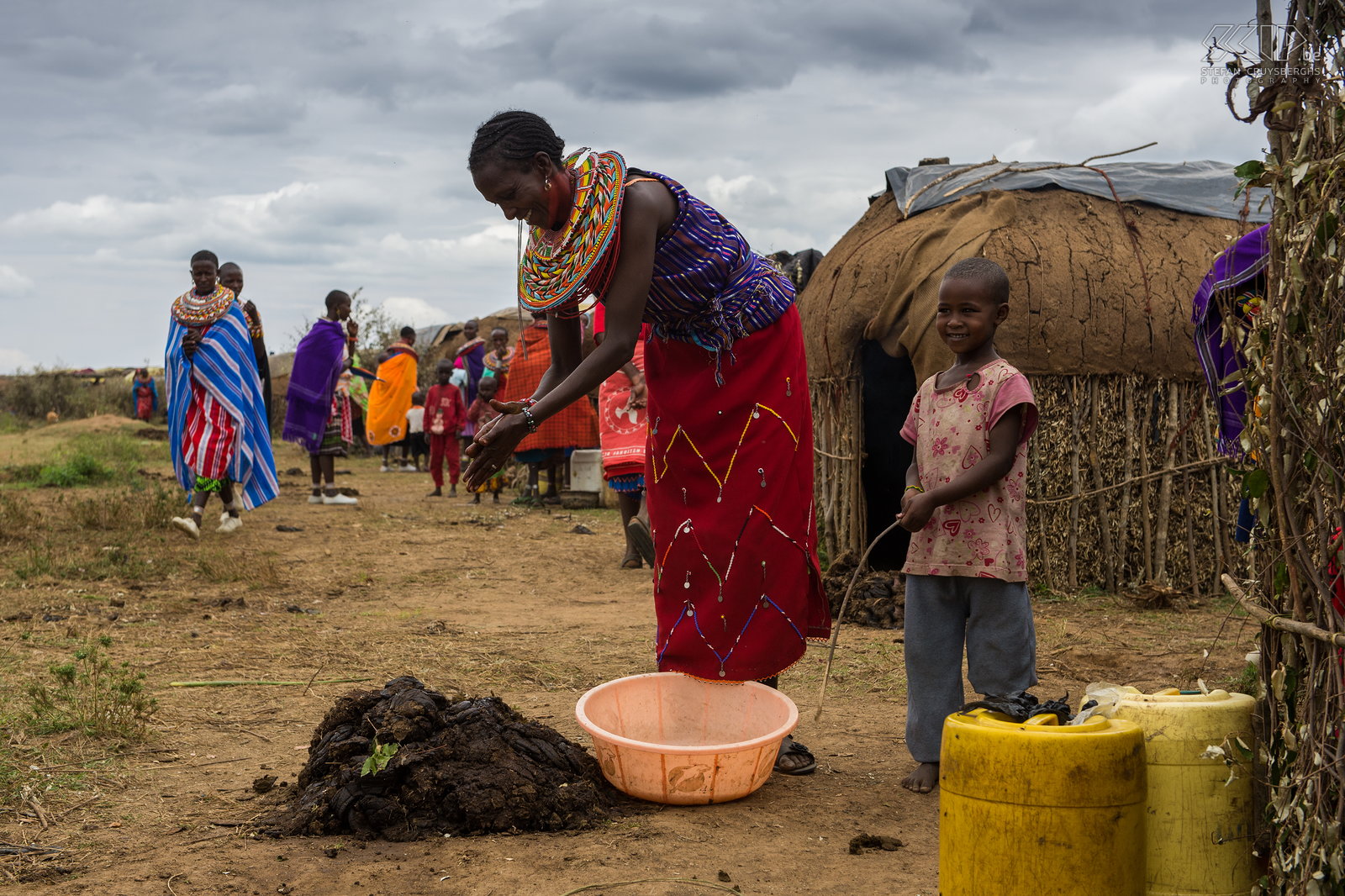 Kisima - Samburu lmuget - Lorora bouwen De Samburu bouwen een tijdelijk maar compleet nieuwe dorp genaamd lorora voor deze lmuget ceremonies. Dit is een taak voor de vrouwen. Huizen hebben slechts één kamer en worden gebouwd met stokken en bedekt met een mengeling van modder en mest. Stefan Cruysberghs